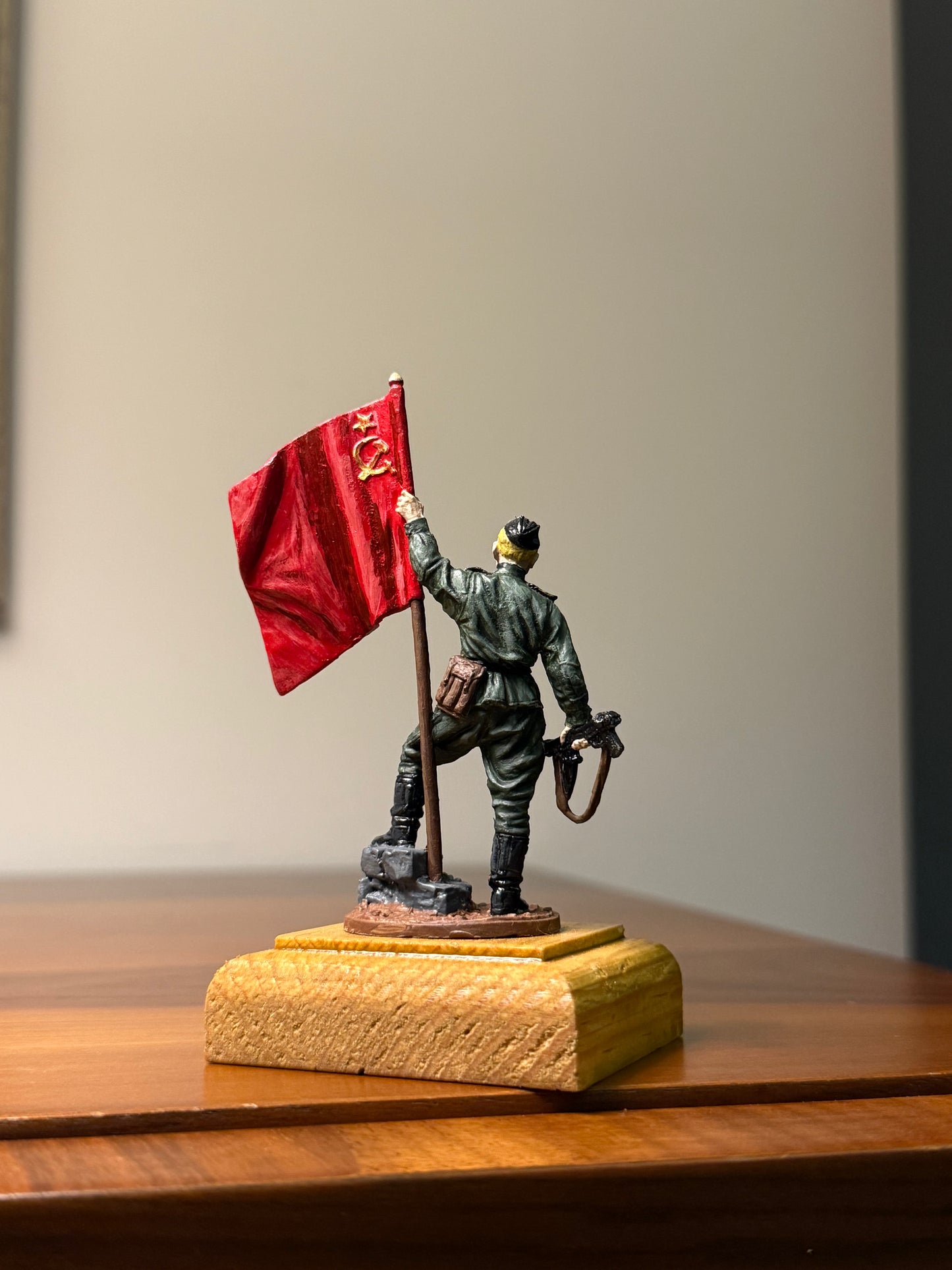 Soviet Infantry Standard Bearer – WWII Red Army Flag Bearer (Hand-Painted Miniature Figure) – 54 mm